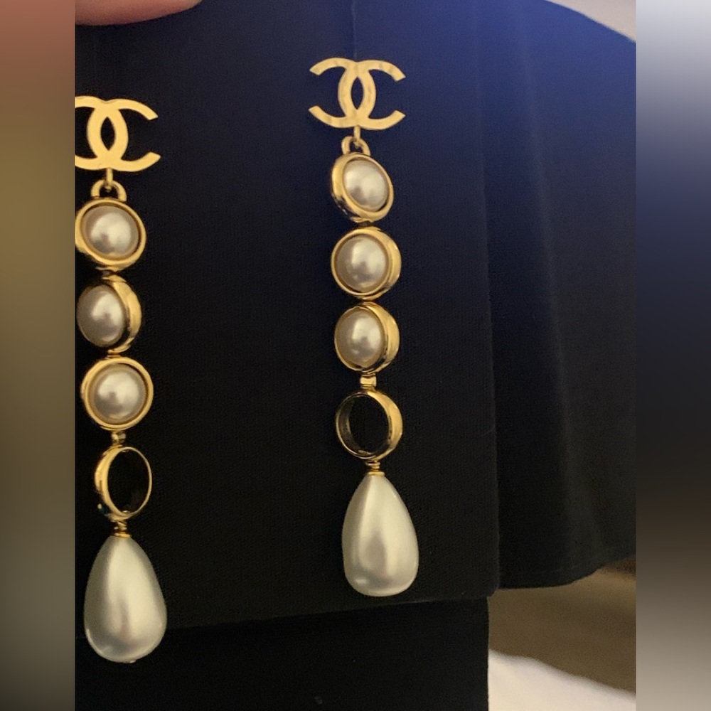 Chanel Gold,White Pearl Drop Earrings, rare , authentic ,summer 2025 col… - Picture 3 of 11